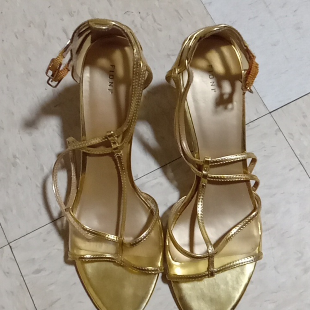Gold shoe's size 11w brand name is fioni
